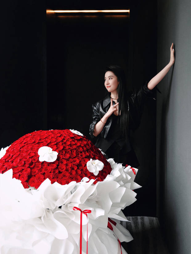 刘亦菲表情搞怪。