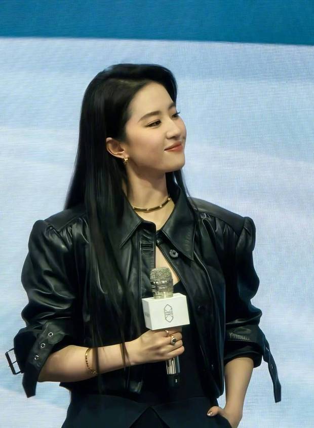 刘亦菲莞尔一笑奥。