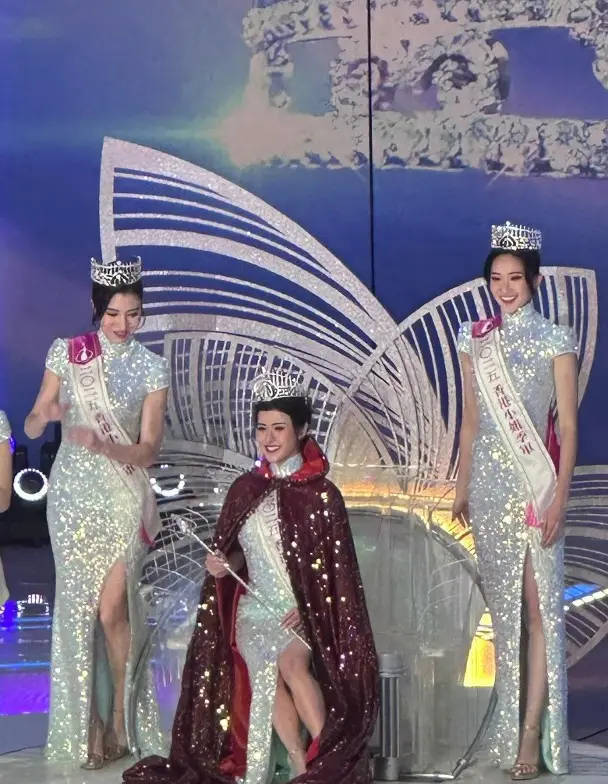 搜狐娱乐讯 31日晚,2025香港小姐决赛举行,冠军由9号佳丽陈咏诗夺得;亚军是7号佳丽施宇琪;季军是13号佳丽袁文静;友谊小姐由1号佳丽李尹嫣获得,她同时也是最上镜小姐。