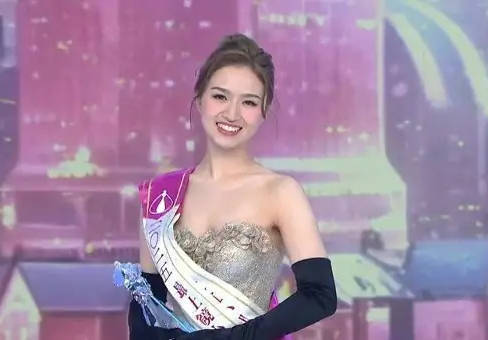 1号佳丽李尹嫣获得2025香港小姐“友谊小姐”以及“最上镜小姐”。