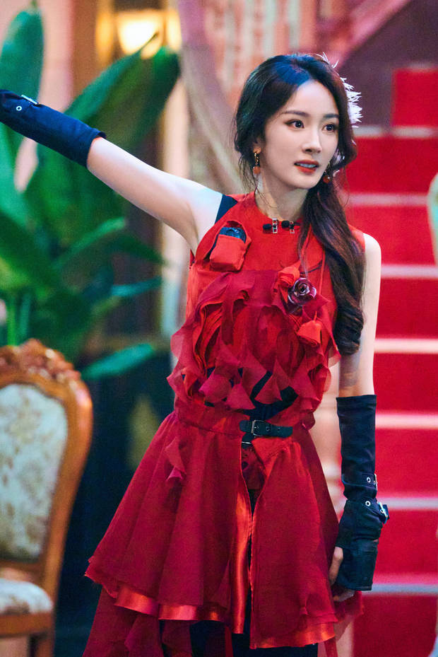 搜狐娱乐讯 近日，杨幂的一组美照爆出，图中，杨幂身着红色裙子，搭配黑色手套，手臂伸展，尽显飒爽。