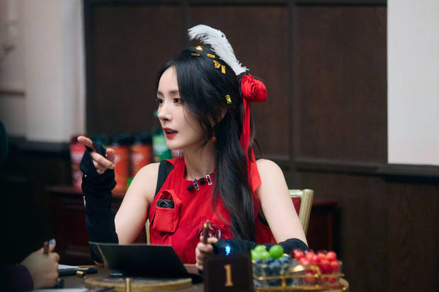 杨幂手臂纤细。