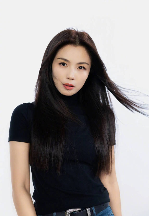 刘涛一头秀发飞扬，十分柔顺丝滑。