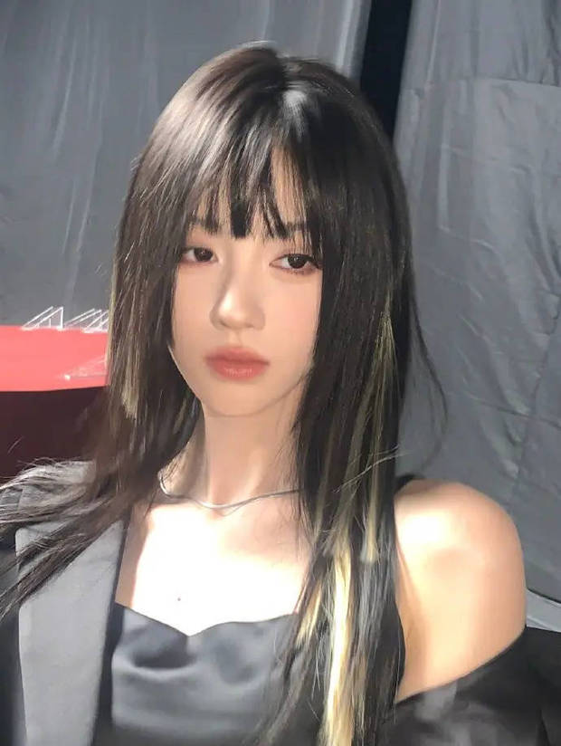 搜狐娱乐讯 近日，鞠婧祎一组拍摄大片的花絮照曝光。鞠婧祎挑战挑染发型，气场超强。