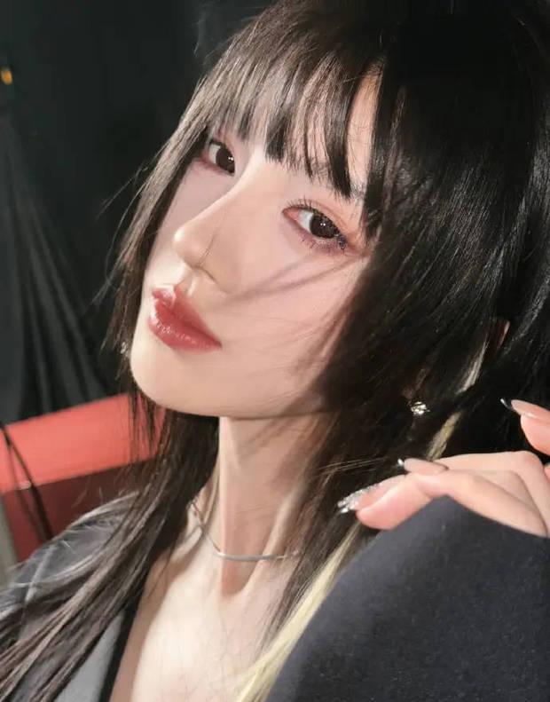 鞠婧祎微微歪头，表情像一只小猫咪。