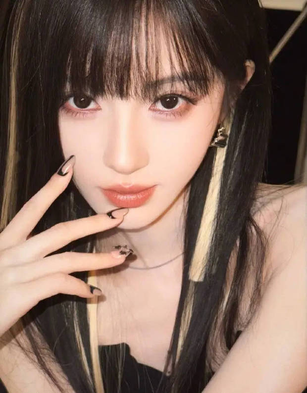 鞠婧祎眼神锐利。