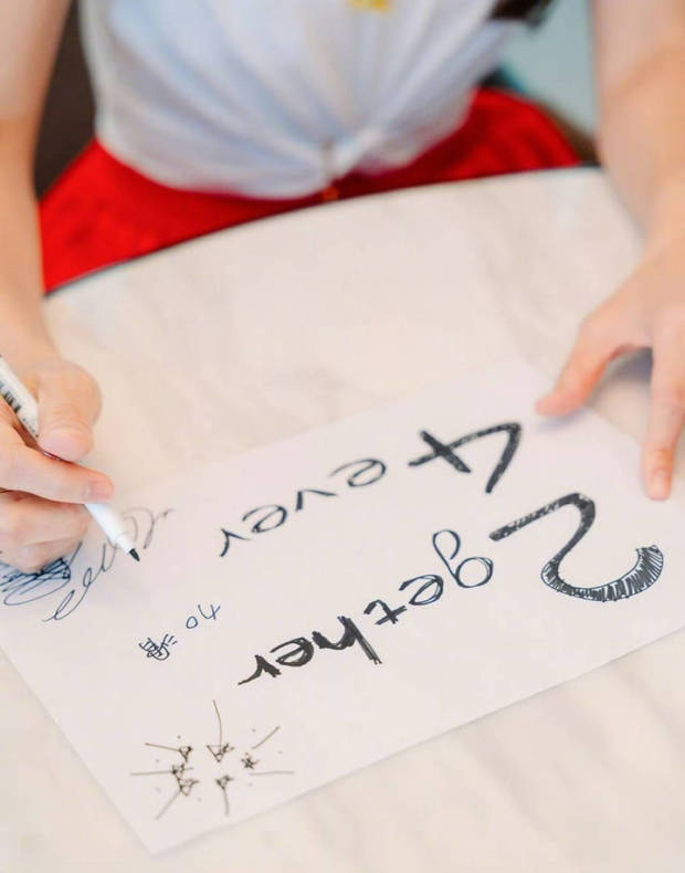 陈嘉桦在纸上署名“加滑”，充满童趣。