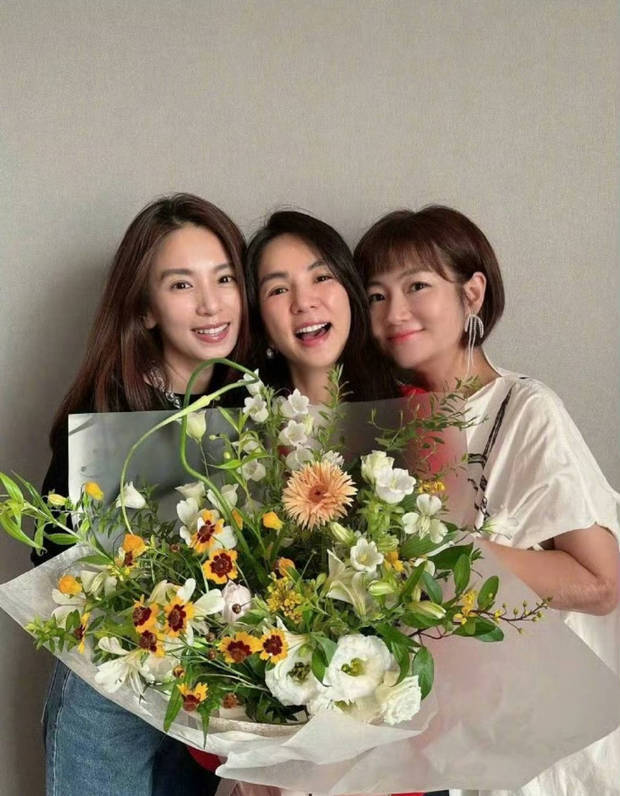 SHE在一起合照，看着好幸福。