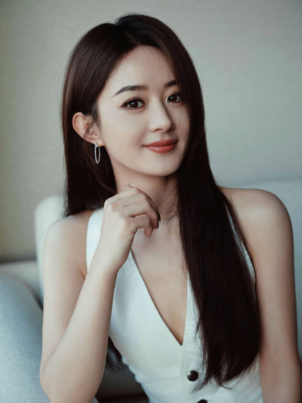 搜狐娱乐讯 11日，赵丽颖参加活动的造型美照释出，她穿着白色V领露背马甲，搭配休闲西裤，造型简约干练，气质优雅迷人。