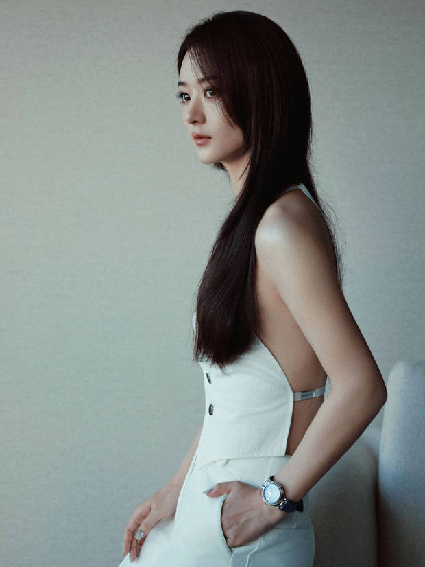 赵丽颖穿白色V领露背马甲性感吸睛。