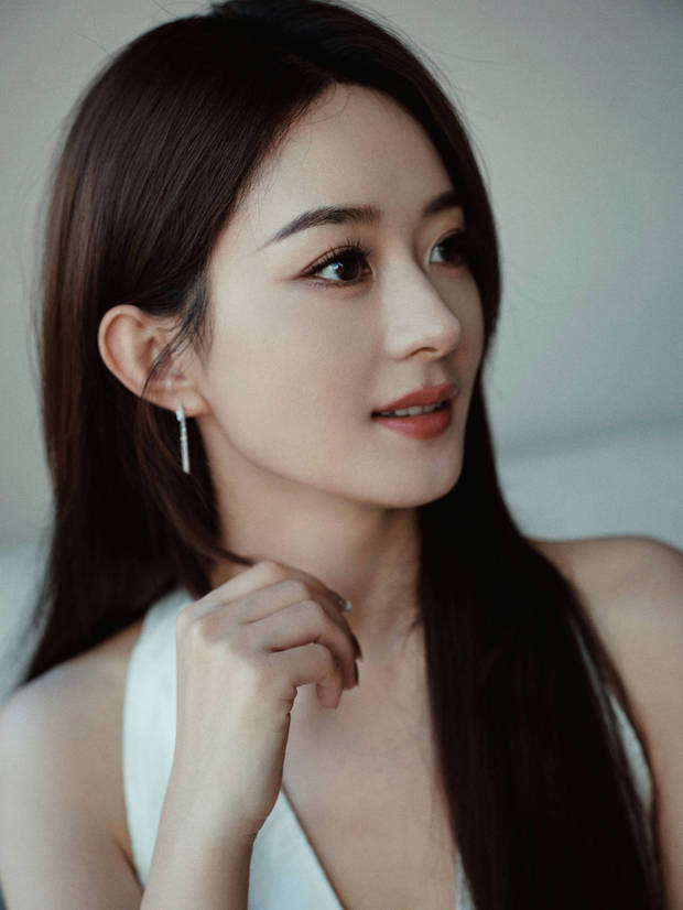 赵丽颖的皮肤光滑细腻，保养有方。