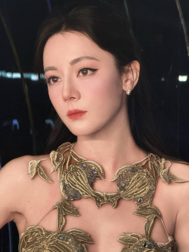 迪丽热巴的妆容精致，美貌养眼。