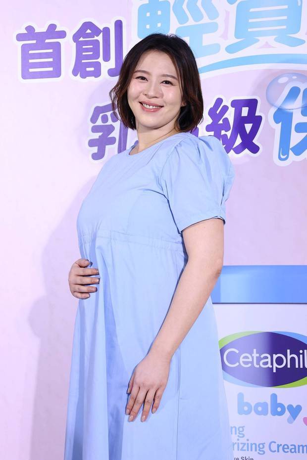 据悉刘品言的预产期将在今年的11月份。