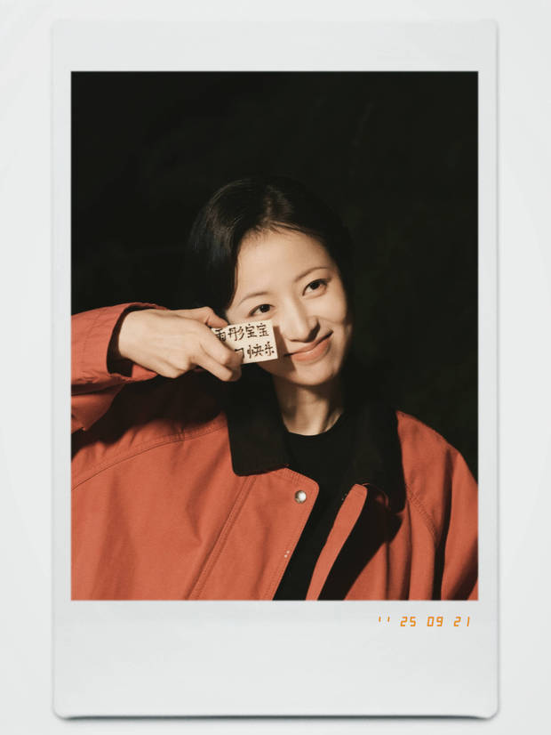 周雨彤手拿“生日快乐”贺卡，眼神温柔。