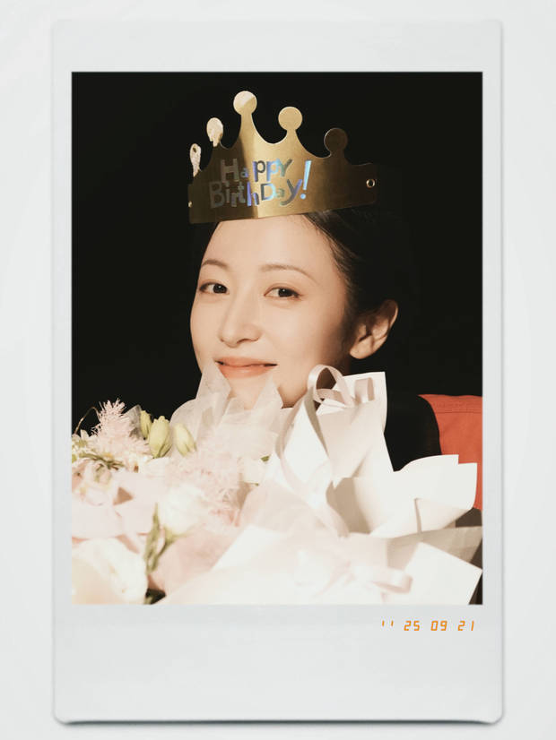 周雨彤五官秀清，戴生日帽好幸福。