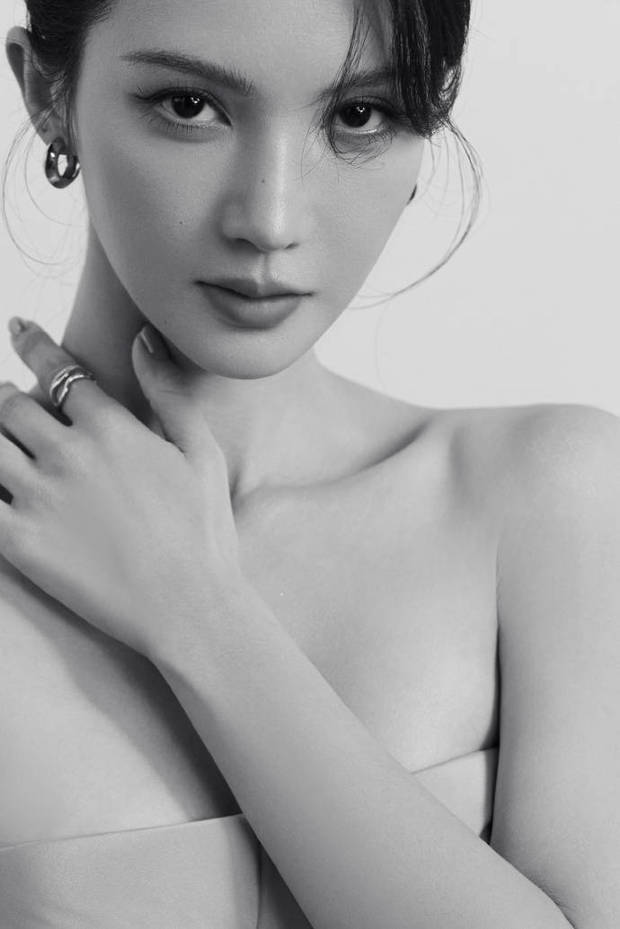 金晨五官精致，眼神充满故事感。