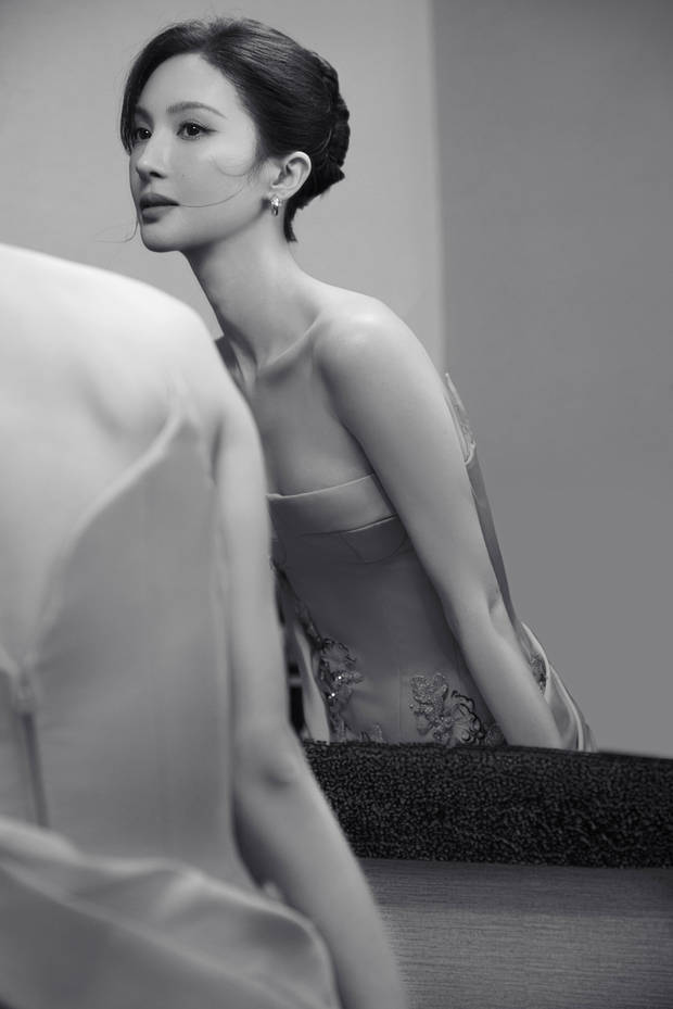 金晨后背超薄。