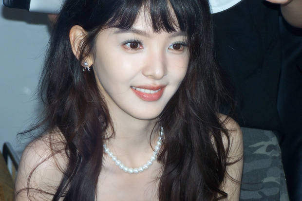 搜狐娱乐讯 22日，一组章若楠美照释出。图中，涂蓝色眼影的她俏皮可爱。