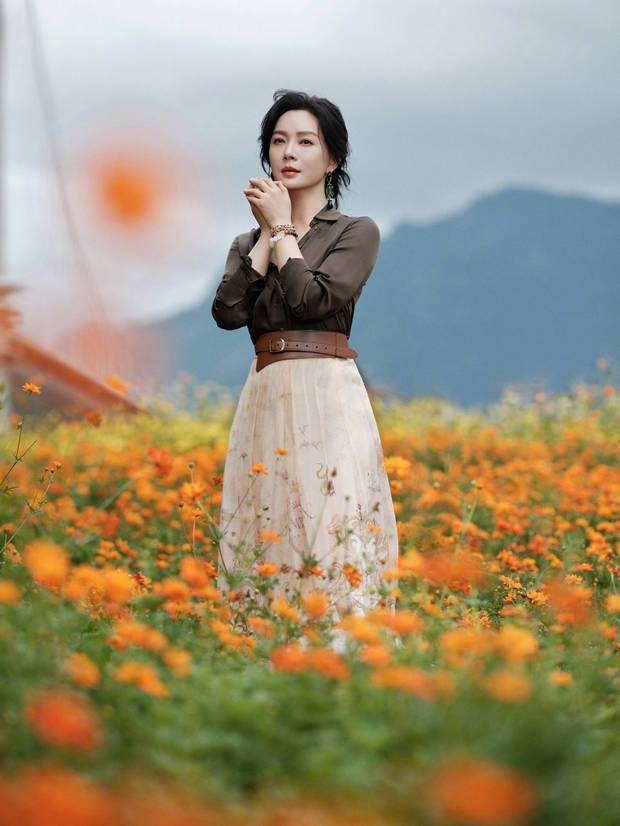 陈数双手依托在下巴旁。