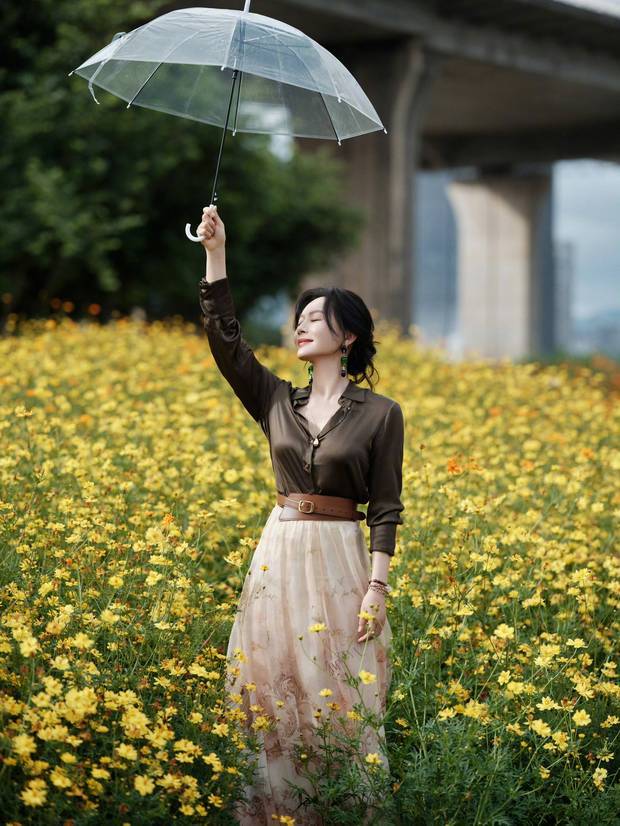 陈数花海中撑伞，氛围感满满。