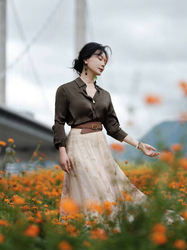 陈数面部线条流畅。