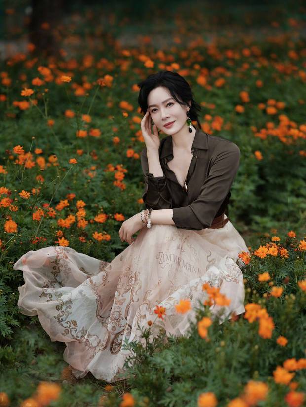 陈数蹲坐在花海中，尽显温柔。