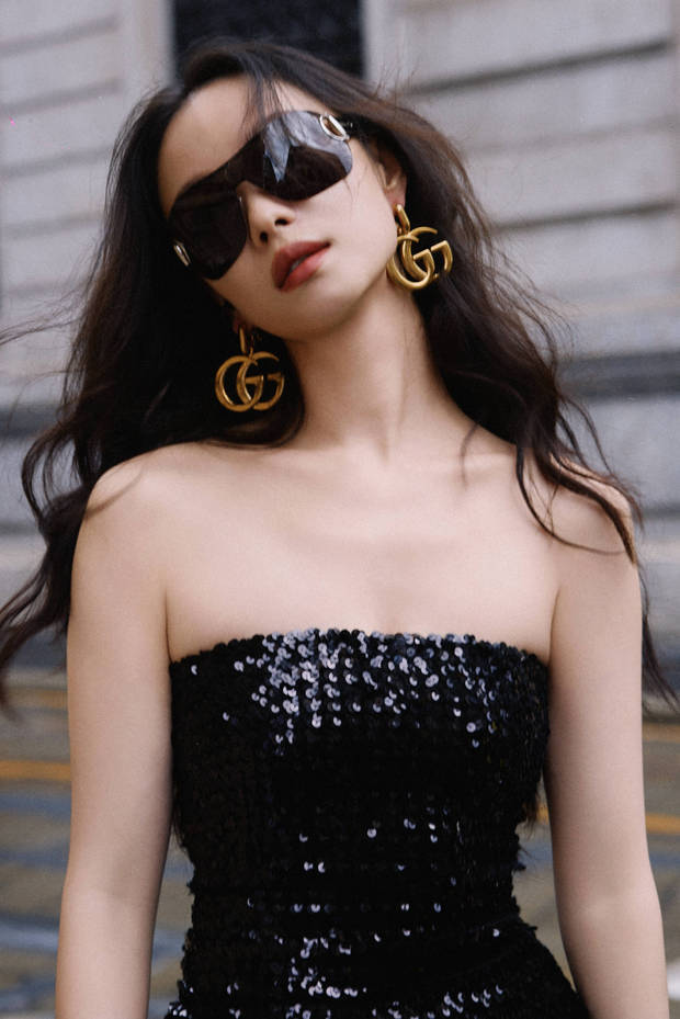 倪妮长发披肩，皮肤白皙。