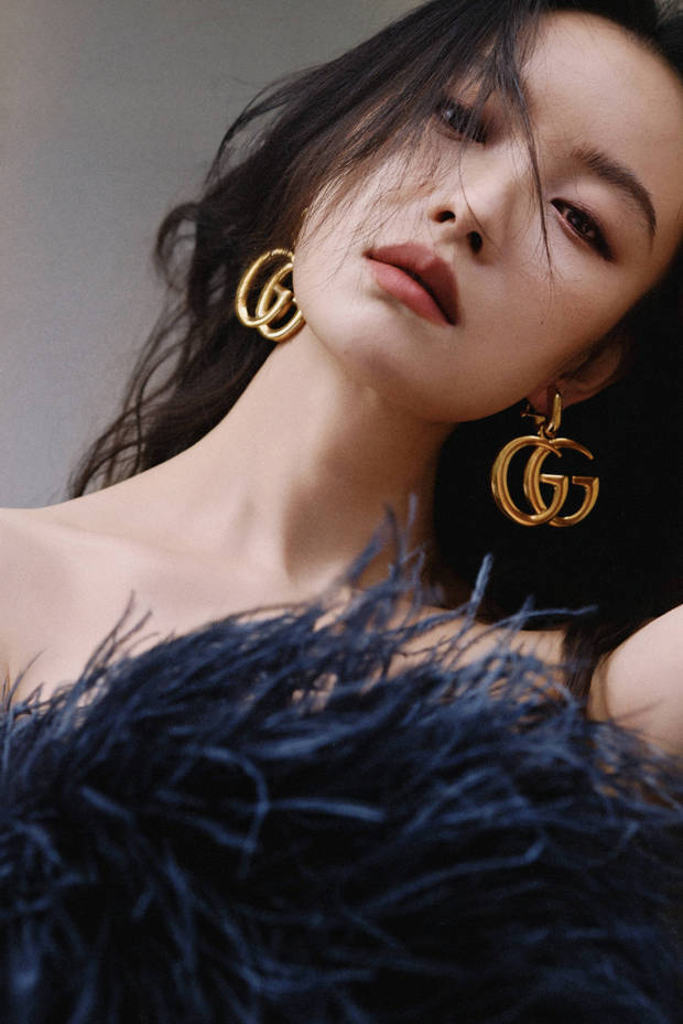 倪妮颈部线条优美。