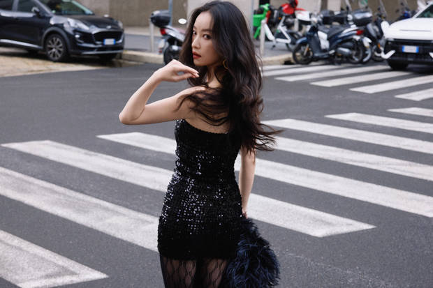 倪妮五官精致。