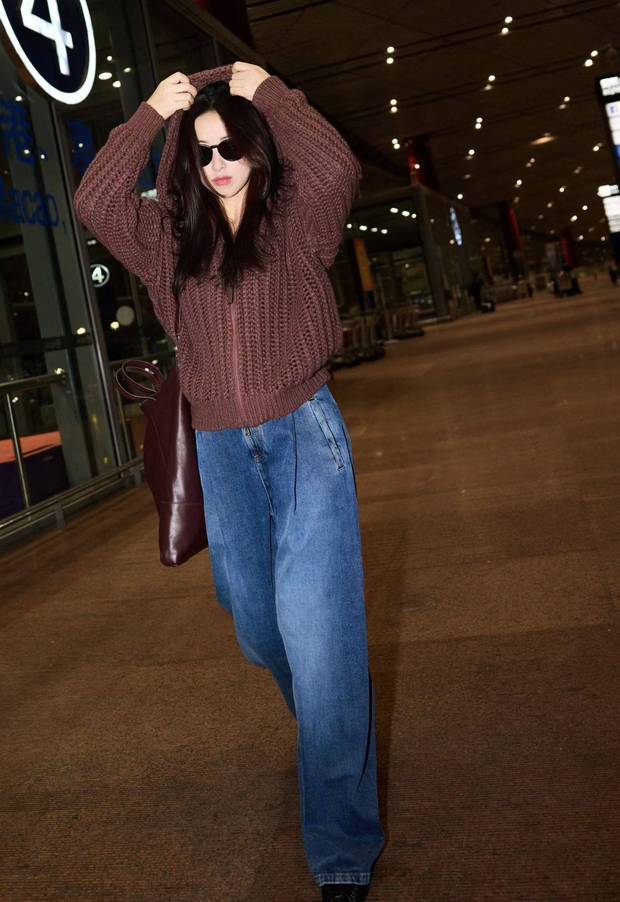 朱珠戴上帽子，慵懒有个性。