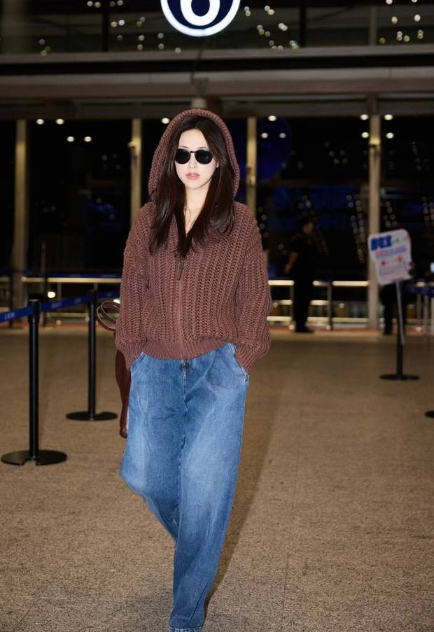 朱珠双手插兜，表现力十足。