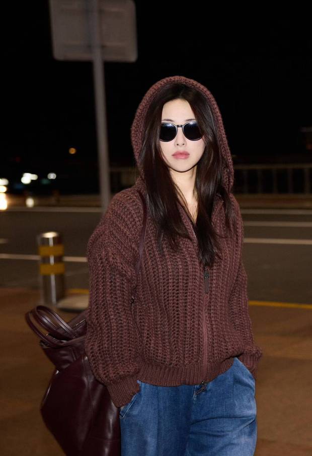 朱珠明艳大气。