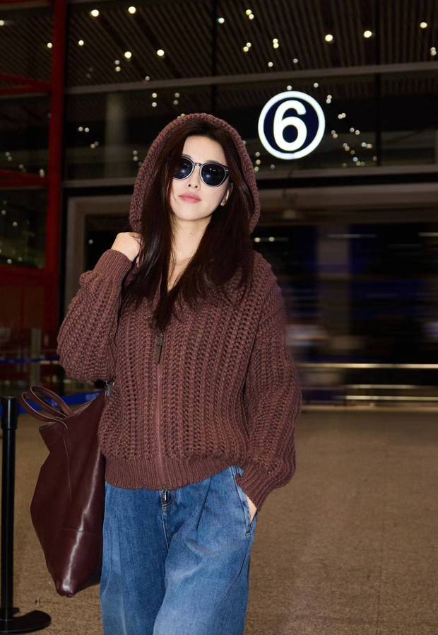 朱珠红唇吸睛。