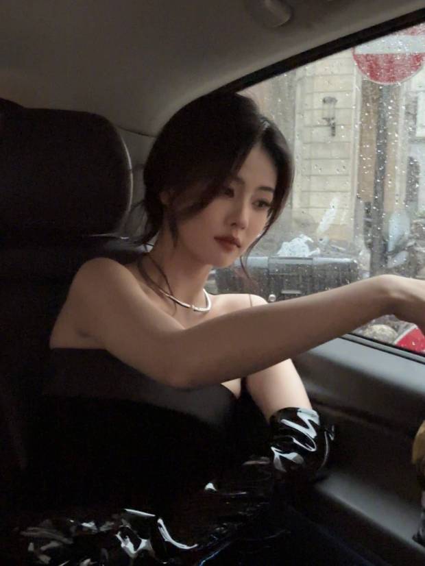 白鹿在车内自拍，氛围感十足。