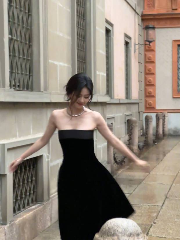 白鹿皮肤白皙，身姿曼妙。