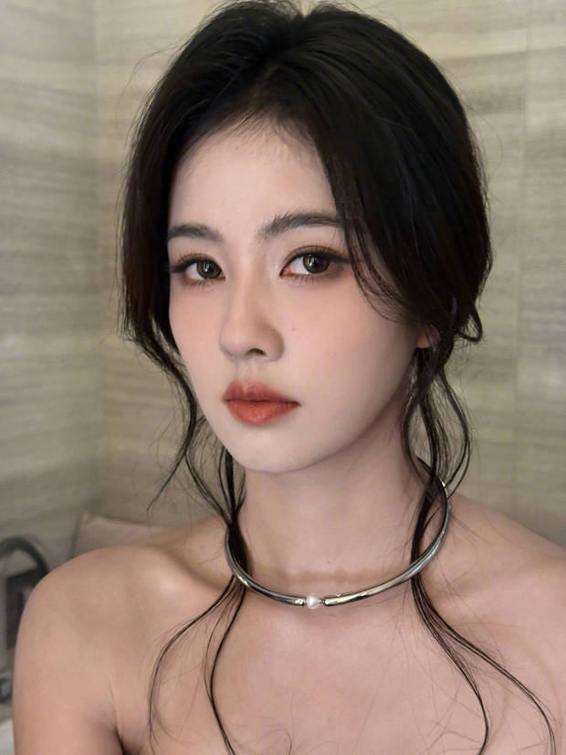 白鹿五官大气，妆容清透。