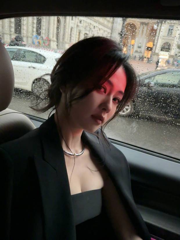 白鹿眼神慵懒迷人。