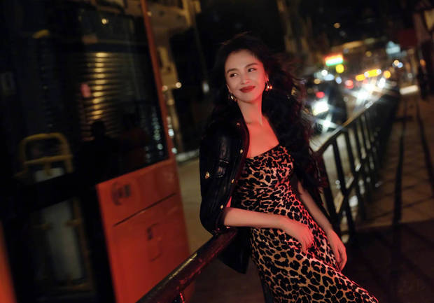 刘涛穿豹纹抹胸裙性感迷人。