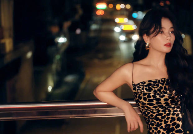 刘涛站在天桥上拍夜幕大片。