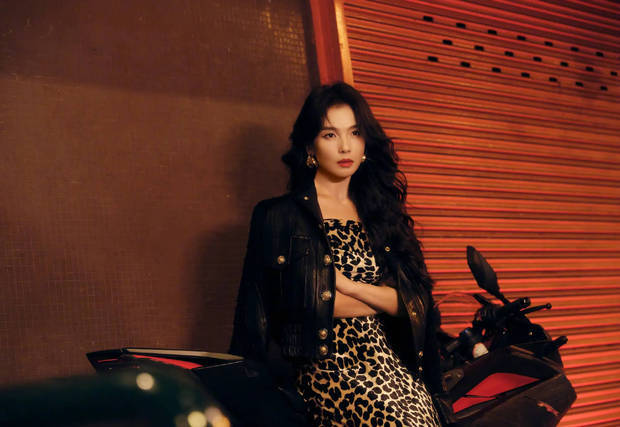 刘涛坐在机车上双手抱胸，酷范儿十足。