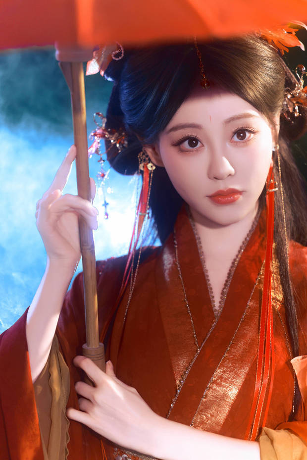 搜狐娱乐讯 9月29日，一组祝绪丹的时尚大片曝光，她身穿红色古装，鬼魅感拉满。