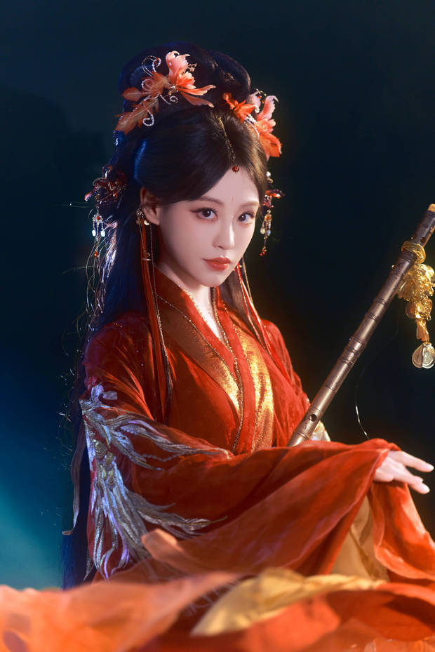 祝绪丹眼神勾人。