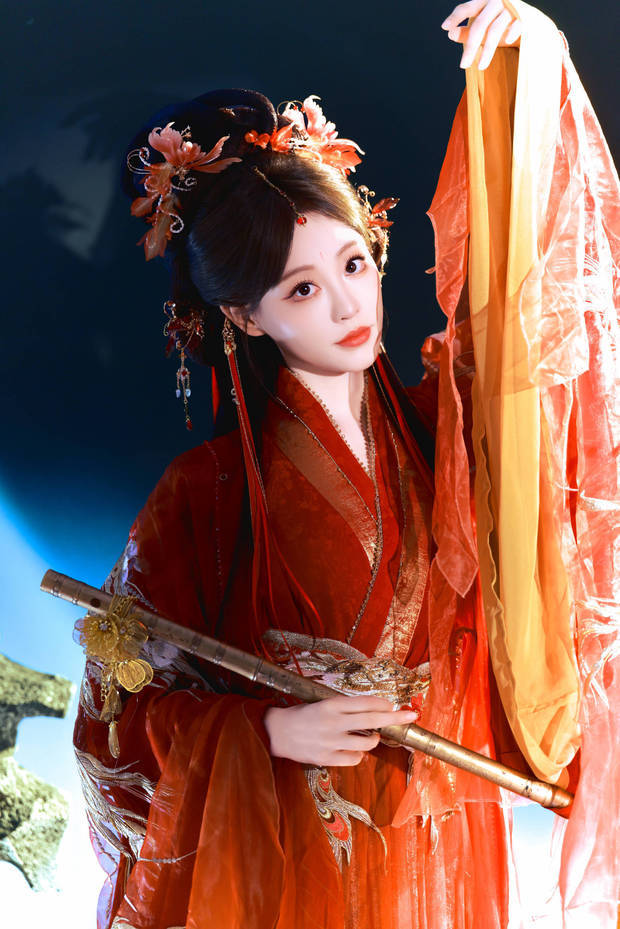 祝绪丹在光影下美丽动人。