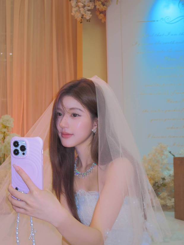 搜狐娱乐讯 9月29日，赵露思一组婚纱照释出，一头长发看向镜头的她眼神明亮、温婉动人。