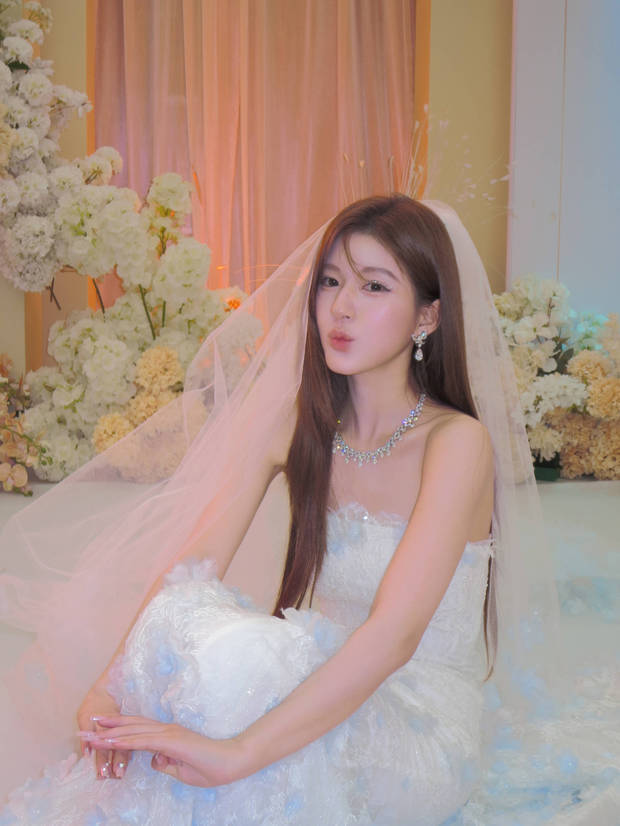 赵露思嘟嘴卖萌。