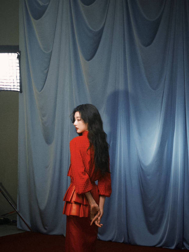 搜狐娱乐讯 9月29日，宋祖儿一组美照释出，化身雪地玫瑰的她回眸一笑很倾城。