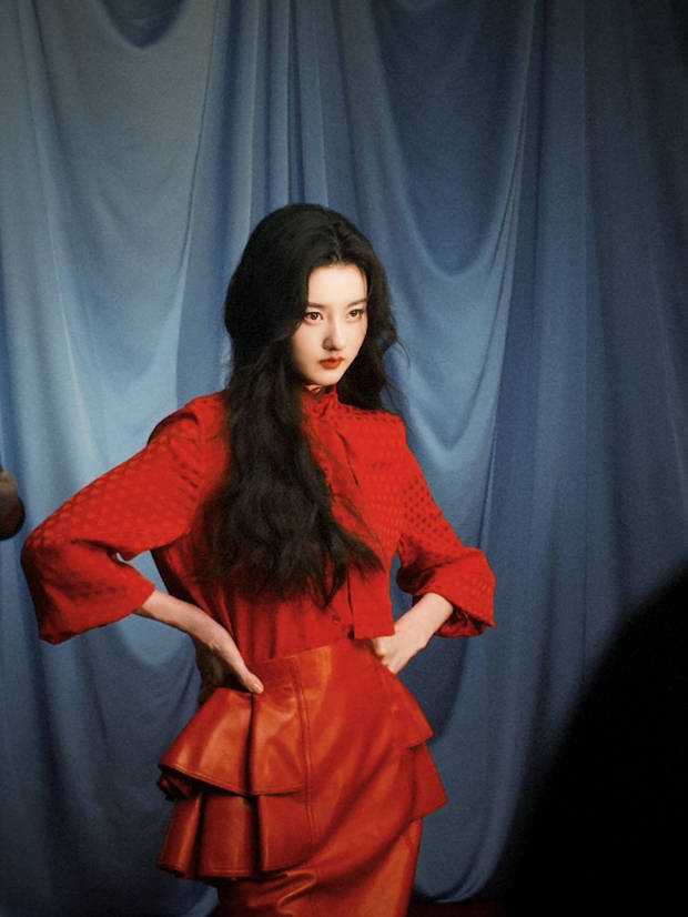 宋祖儿眼神冷艳。