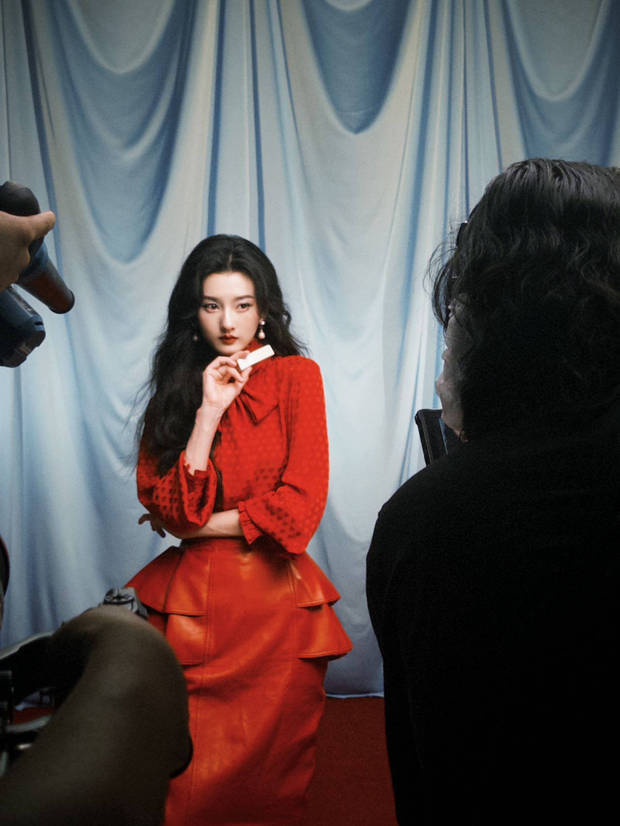 宋祖儿港风感十足。