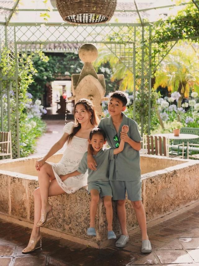 陈小春两个儿子近照，应采儿带娃出游，父子三人龇牙笑似复制粘贴