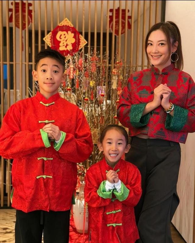 陈小春两个儿子近照，应采儿带娃出游，父子三人龇牙笑似复制粘贴